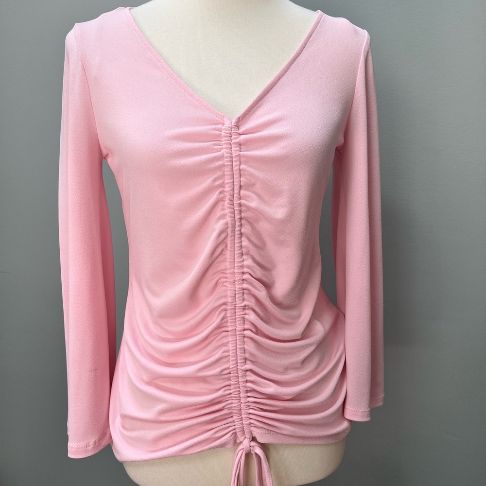 Excellent Condition - Pretty pink knit blouse with gathered detail.
